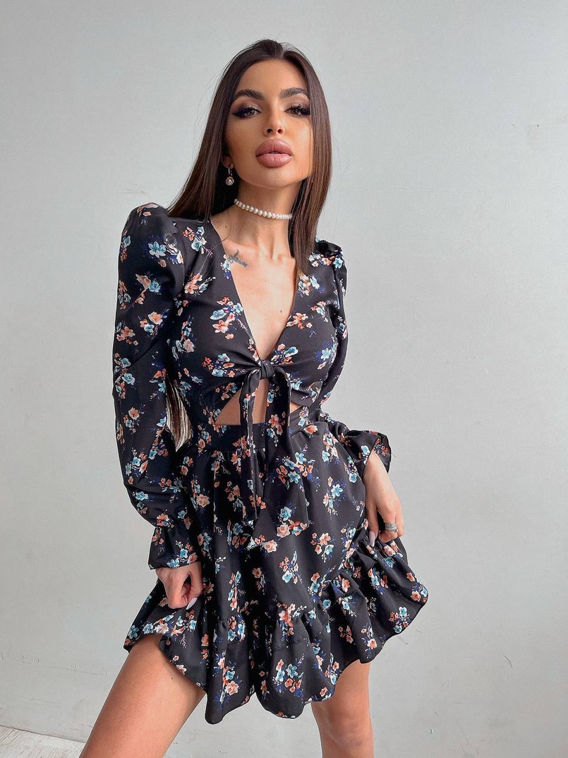 Цветочное платье с завязками на груди и пышной юбкой с оборками Цветочное платье с завязками на груди и пышной юбкой с оборками | PUSHKA SHOP