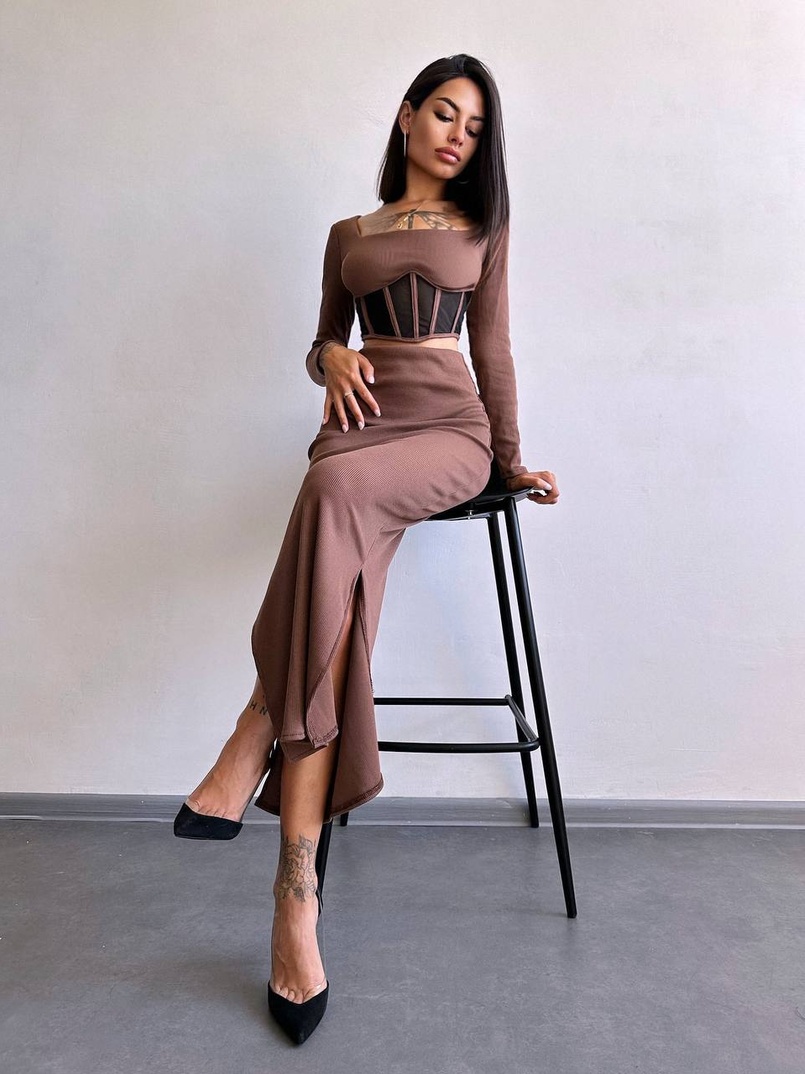 Трикотажний комплект: топ з елементами корсету та спідниця з розрізами  | PUSHKA SHOP