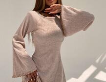 Трикотажна сукня міні з розкльошеними рукавами та відкритою спиною Трикотажна сукня міні з розкльошеними рукавами та відкритою спиною | PUSHKA SHOP