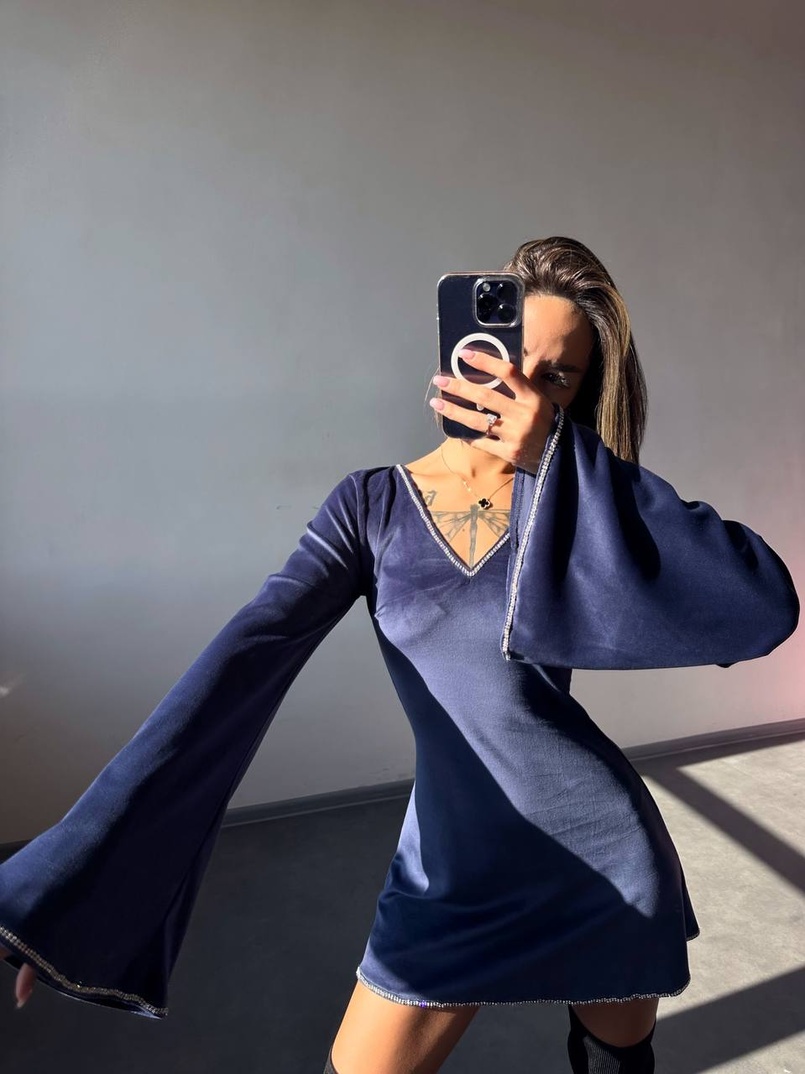 Оксамитова сукня,  декорована стразами з розкльошоними рукавами  | PUSHKA SHOP