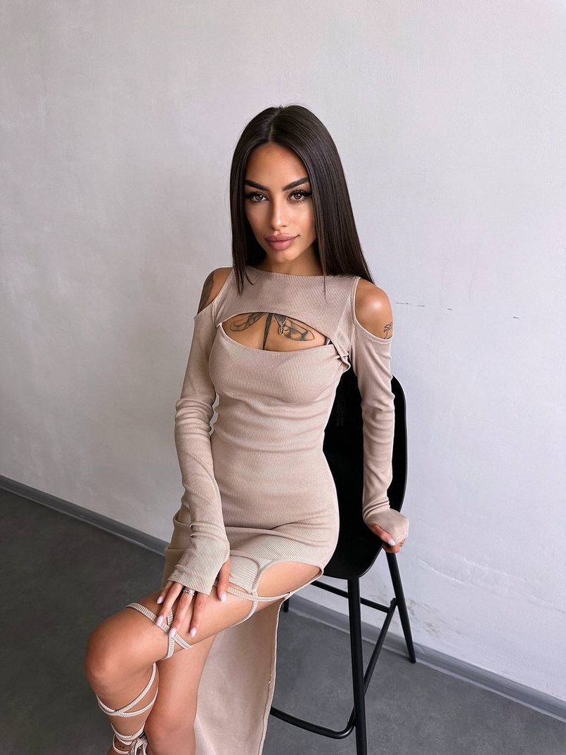 Трикотажна сукня з зав’язкою на ніжку Трикотажна сукня з зав’язкою на ніжку | PUSHKA SHOP