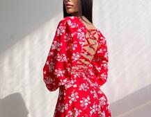 Цветочное платье-миди со шнуровкой на спинке и разрезом на ножке Цветочное платье-миди со шнуровкой на спинке и разрезом на ножке | PUSHKA SHOP