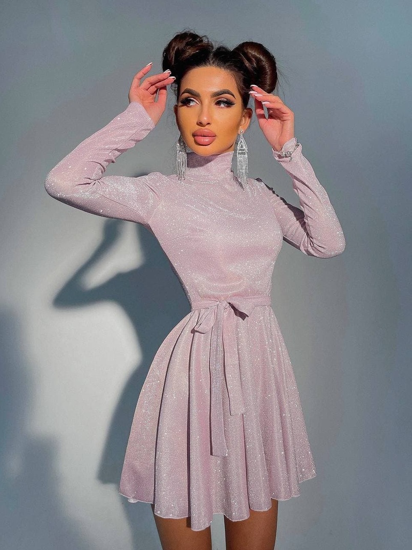 Блестящее платье с расклешенной юбкой и высоким воротом Блестящее платье с расклешенной юбкой и высоким воротом | PUSHKA SHOP