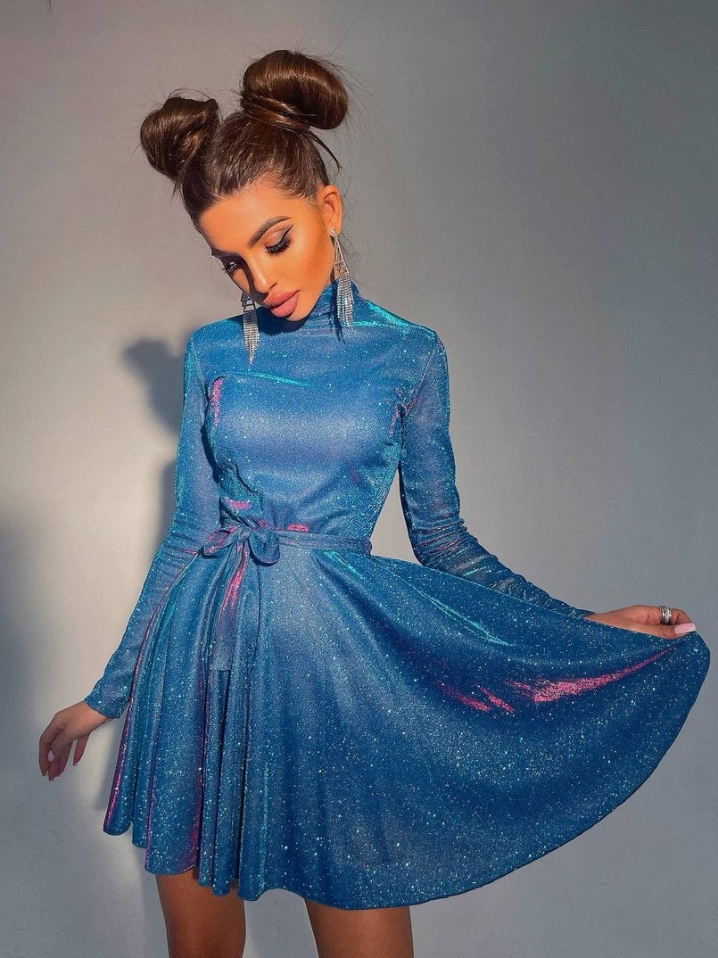 Блестящее платье с расклешенной юбкой и высоким воротом Блестящее платье с расклешенной юбкой и высоким воротом | PUSHKA SHOP