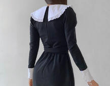 Чёрное приталенное платье с контрастным воротником с рюшами Чёрное приталенное платье с контрастным воротником с рюшами | PUSHKA SHOP