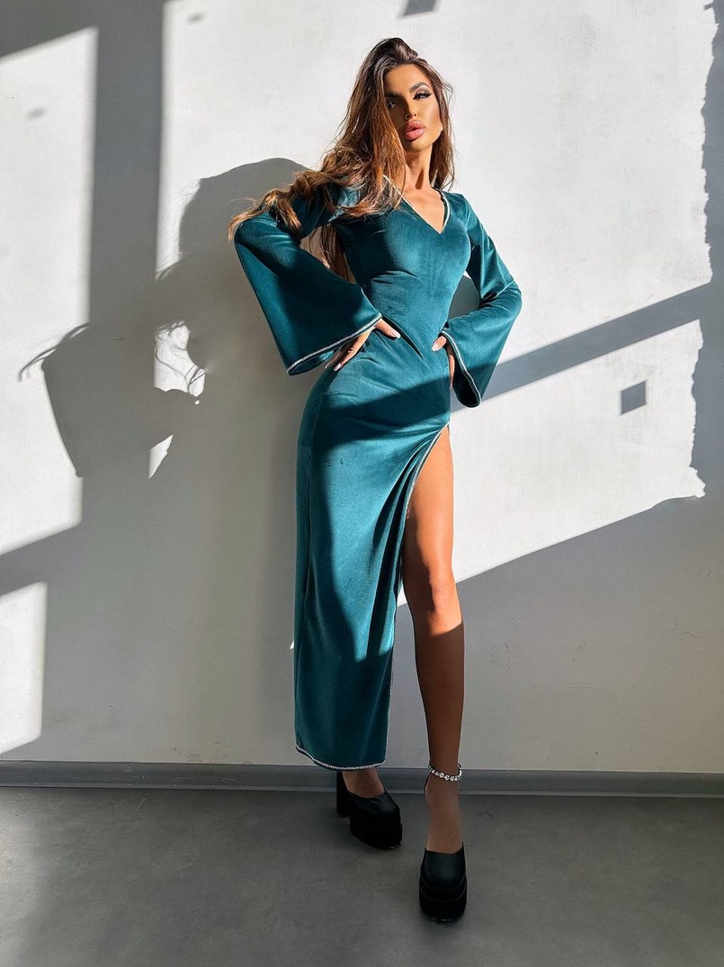 Оксамитова сукня міді з розкльошеними рукавами декорована стразами Оксамитова сукня міді з розкльошеними рукавами декорована стразами | PUSHKA SHOP