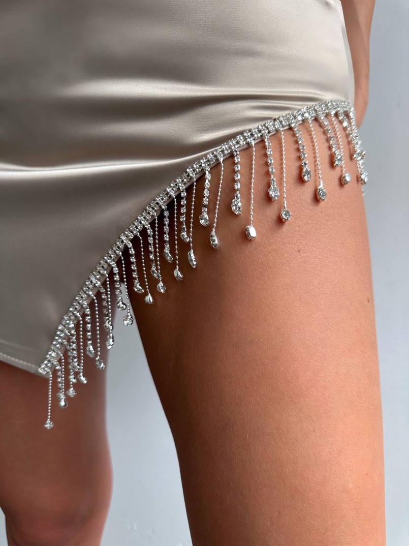 Атласна сукня декорована бахромою зі страз Атласна сукня декорована бахромою зі страз | PUSHKA SHOP