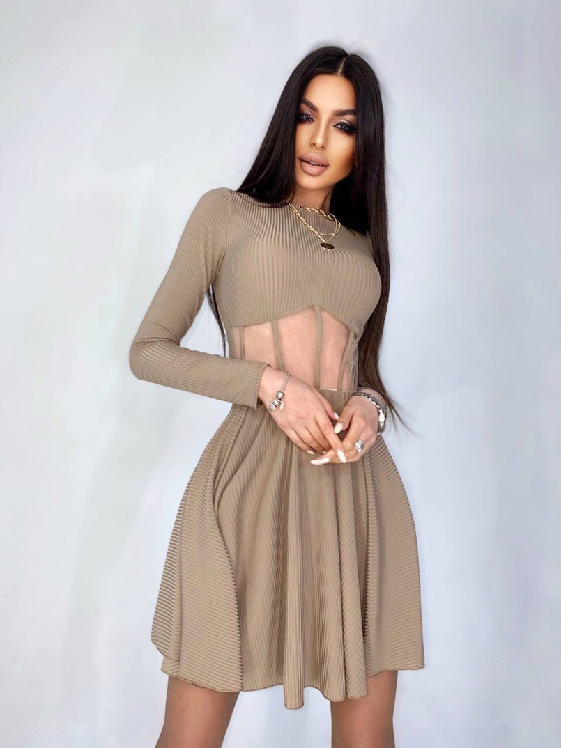 Приталенное платье с корсетной вставкой и пышной юбкой-солцем Приталенное платье с корсетной вставкой и пышной юбкой-солцем | PUSHKA SHOP