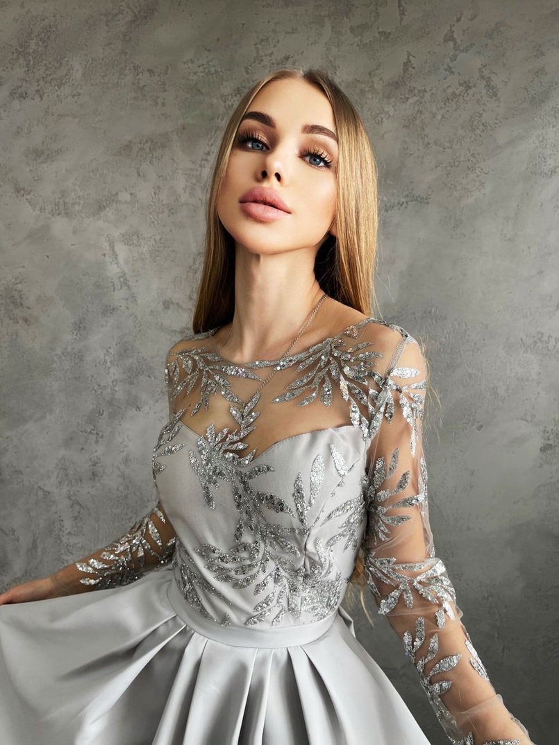 Платье макси с блестящим верхом и разрезом на юбке  | PUSHKA SHOP