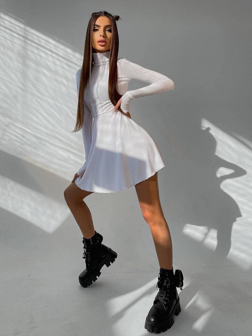 Приталенное трикотажное платье с высоким горлом | PUSHKA SHOP