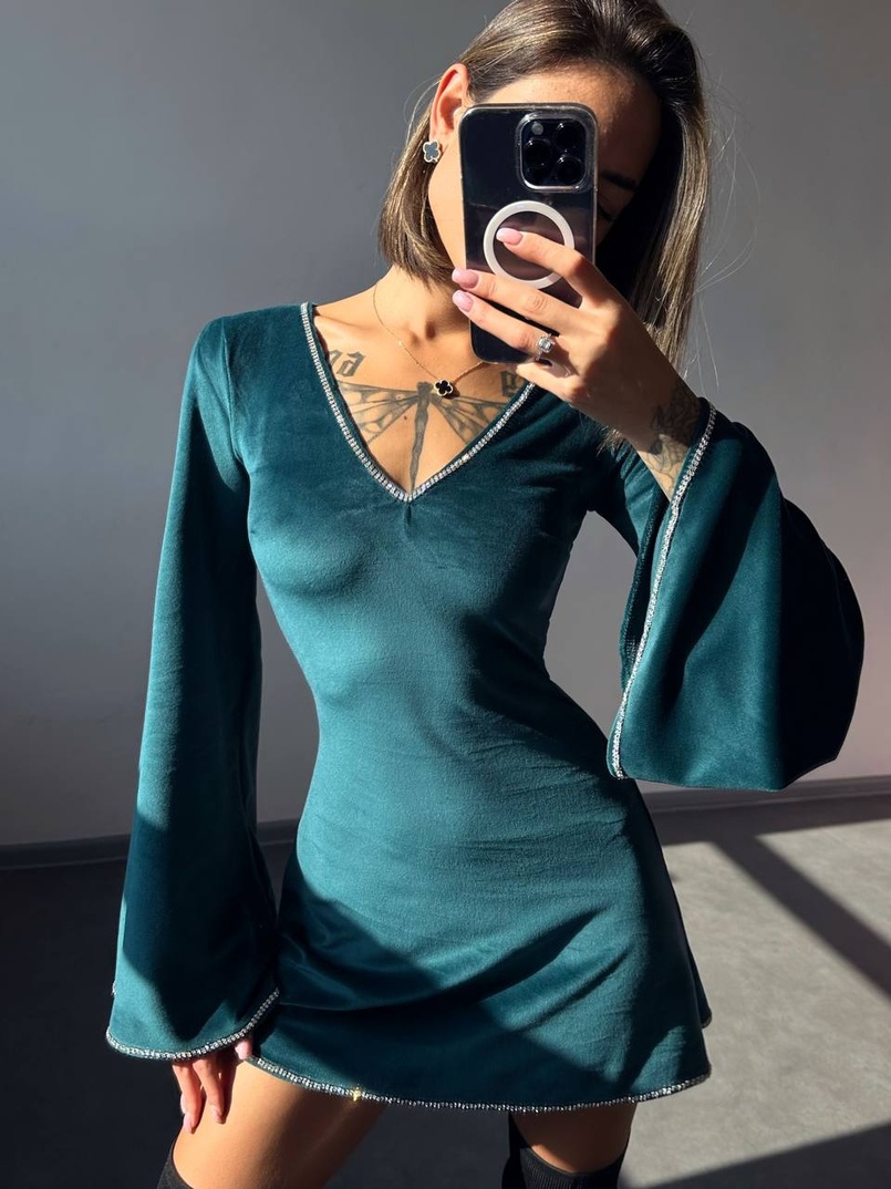 Оксамитова сукня, декорована стразами з розкльошоними рукавами Оксамитова сукня, декорована стразами з розкльошоними рукавами | PUSHKA SHOP