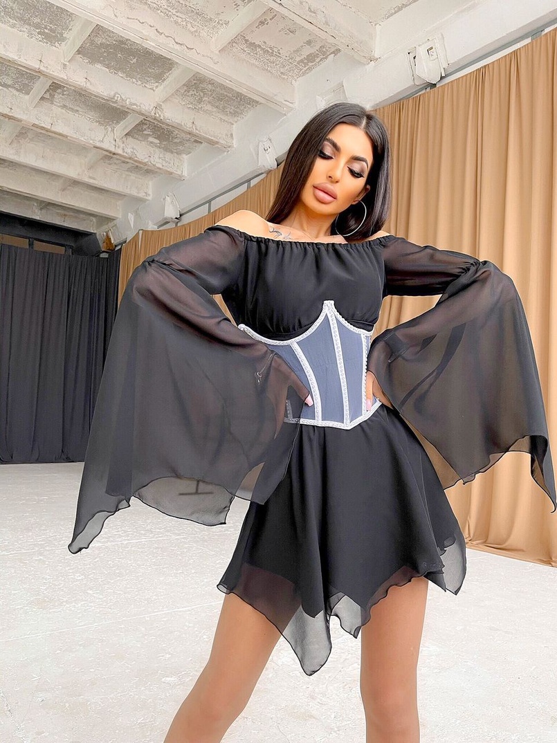 Шифоновое платье ассиметричного кроя с расклешенными рукавами и корсетом декорированный стразами  | PUSHKA SHOP