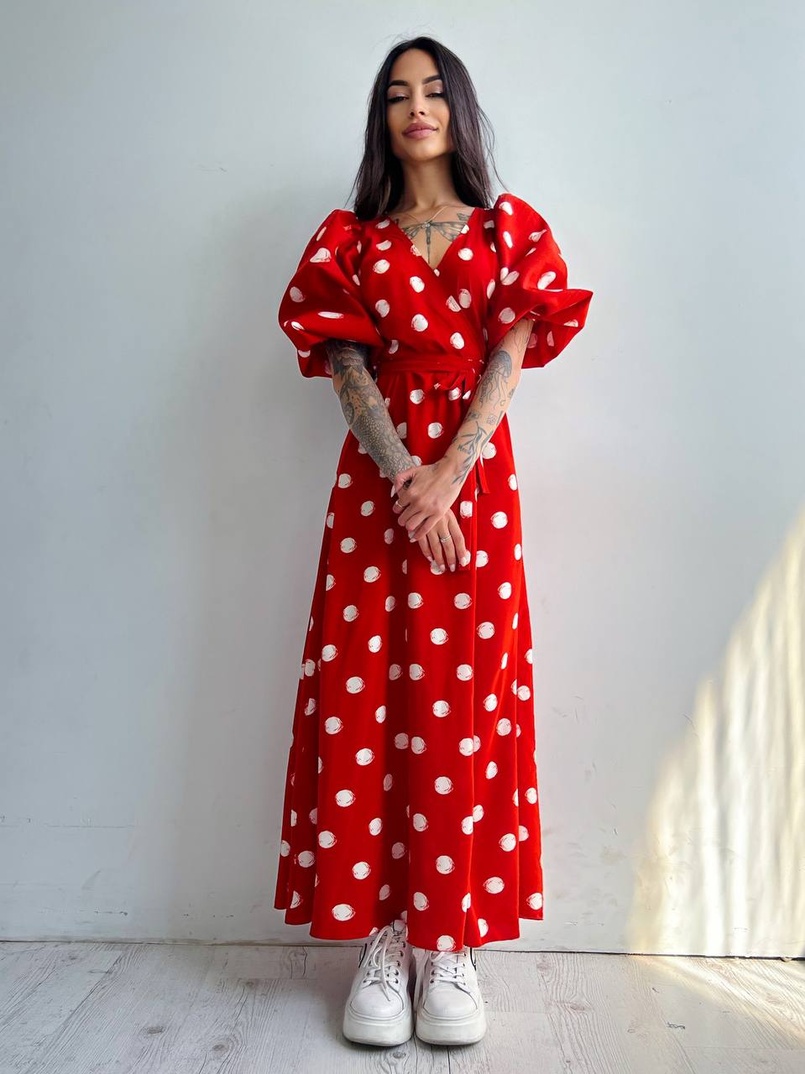 Платье миди в горох с запахом и объемными рукавами Платье миди в горох с запахом и объемными рукавами | PUSHKA SHOP