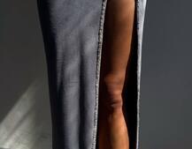 Оксамитова сукня з розрізом, декорована стразами. | PUSHKA SHOP