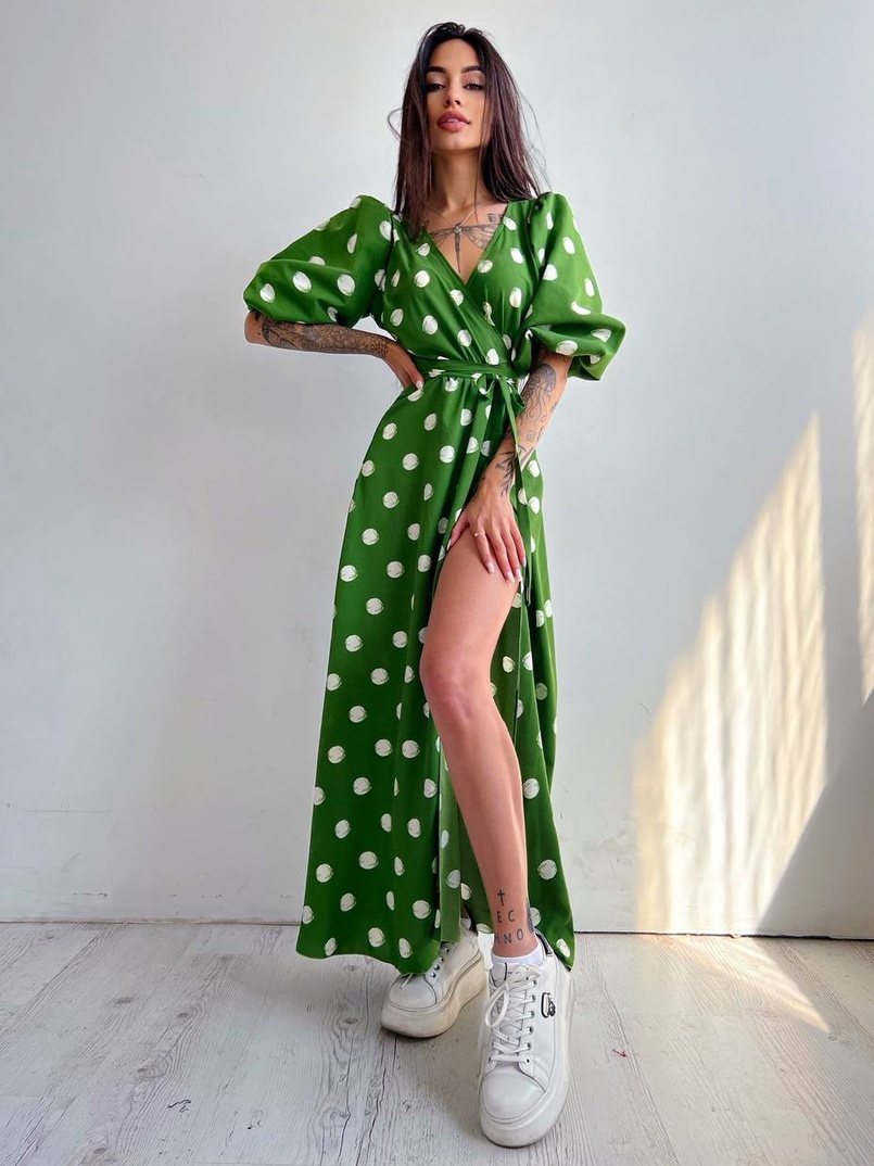 Платье миди в горох с запахом и объемными рукавами Платье миди в горох с запахом и объемными рукавами | PUSHKA SHOP