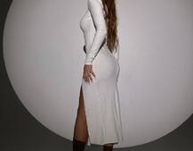 Оксамитова сукня міді з підплічниками, декорована стразами Оксамитова сукня міді з підплічниками, декорована стразами | PUSHKA SHOP