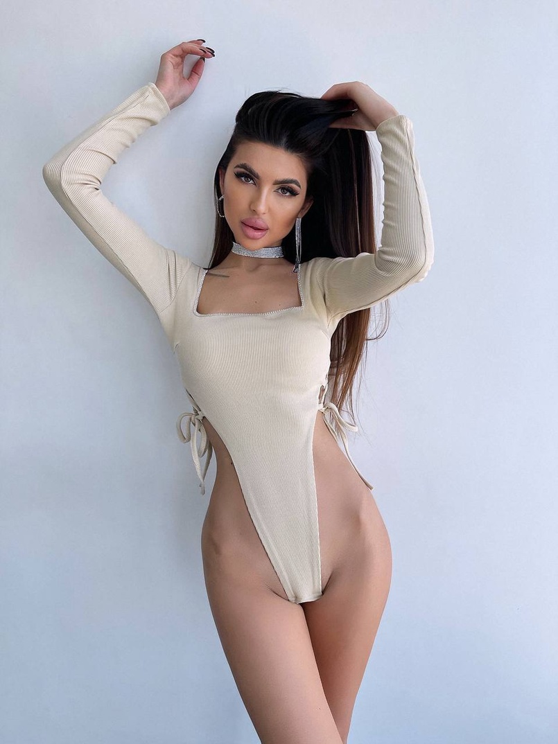 Трикотажне боді зі шнурівкою з боків, прикрашене стразами  Прикраса пришита. Ручна робота.  | PUSHKA SHOP