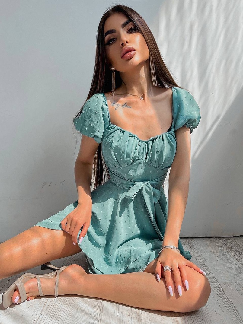 Платье со сборкой на груди и пышной юбкой Платье со сборкой на груди и пышной юбкой | PUSHKA SHOP