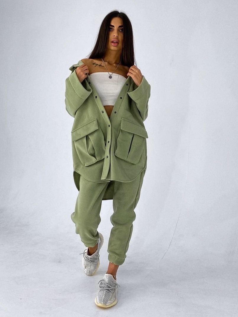 Тёплая удлиненная рубашка с крупными карманами  и трендовые джоггеры Тёплая удлиненная рубашка с крупными карманами  и трендовые джоггеры | PUSHKA SHOP