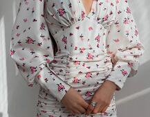 Платье мини с принтом со сборкой на юбке Платье мини с принтом со сборкой на юбке | PUSHKA SHOP