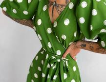 Платье миди в горох с запахом и объемными рукавами Платье миди в горох с запахом и объемными рукавами | PUSHKA SHOP