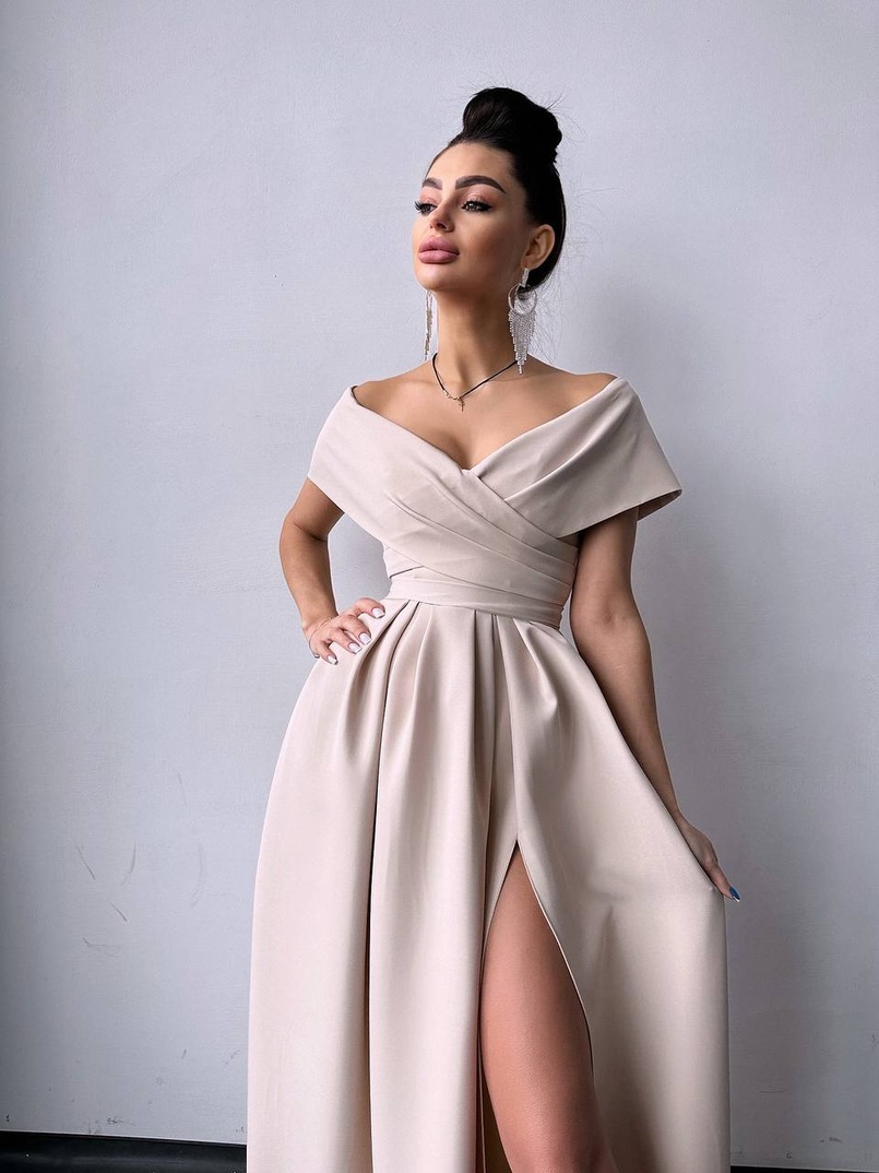 Сукня максі  з відкритими плечима та розрізом на спідниці Сукня максі  з відкритими плечима та розрізом на спідниці | PUSHKA SHOP