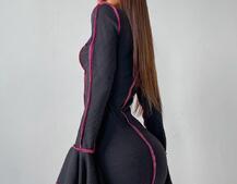 Трикотажное платье с контрастными элементами и шнуровкой Трикотажное платье с контрастными элементами и шнуровкой | PUSHKA SHOP