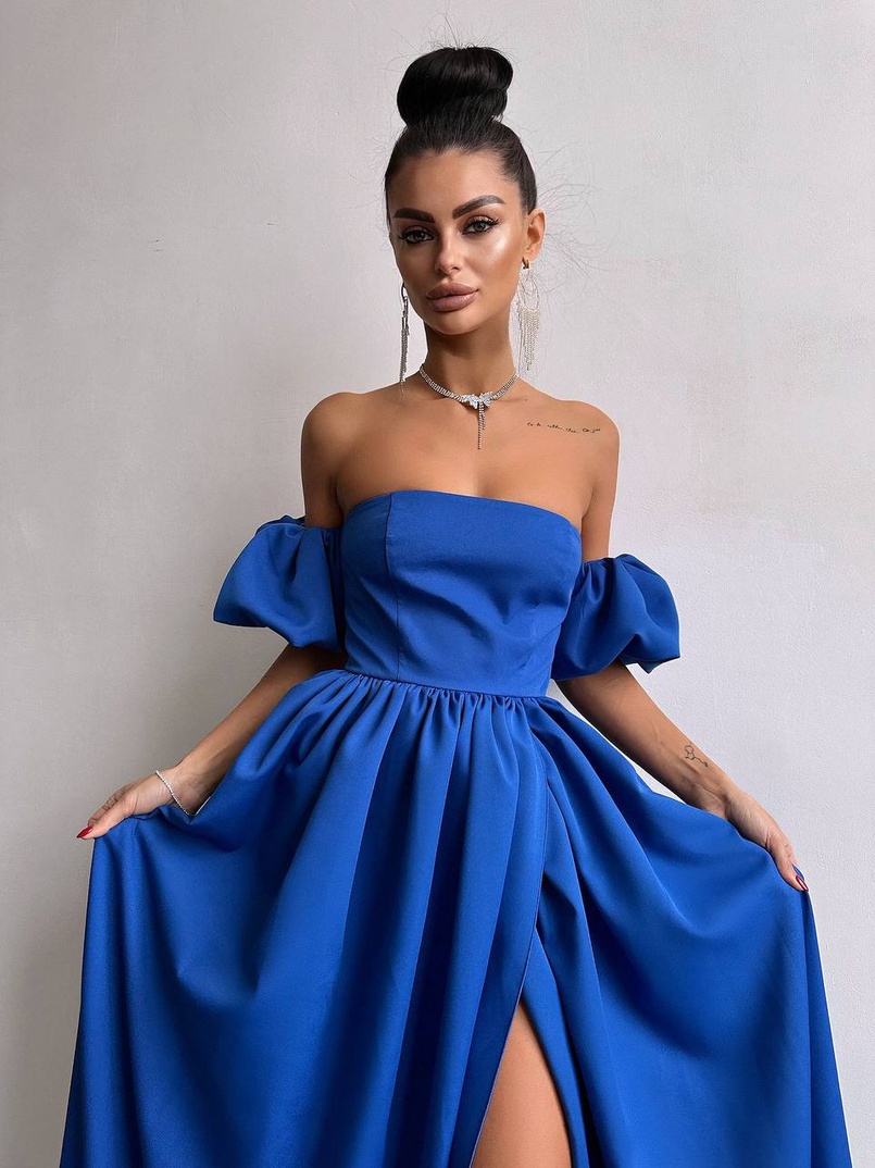 Сукня максі з розрізом на спідниці та об’ємними рукавами Сукня максі з розрізом на спідниці та об’ємними рукавами | PUSHKA SHOP