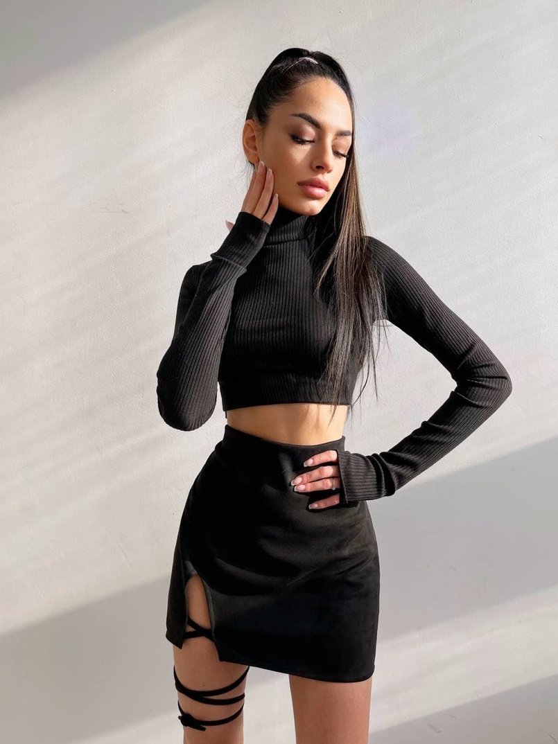 Комплект:  трикотажный топ с высоким горлом + замшевая юбка с завязками на ножку  | PUSHKA SHOP