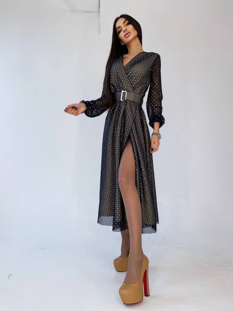 Платье миди с запахом на груди и разрезом на юбке Платье миди с запахом на груди и разрезом на юбке | PUSHKA SHOP