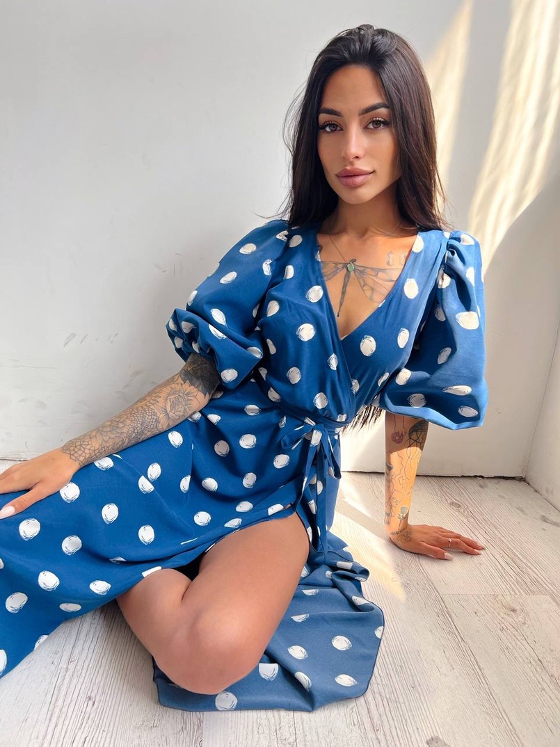 Платье миди в горох с запахом и объемными рукавами Платье миди в горох с запахом и объемными рукавами | PUSHKA SHOP