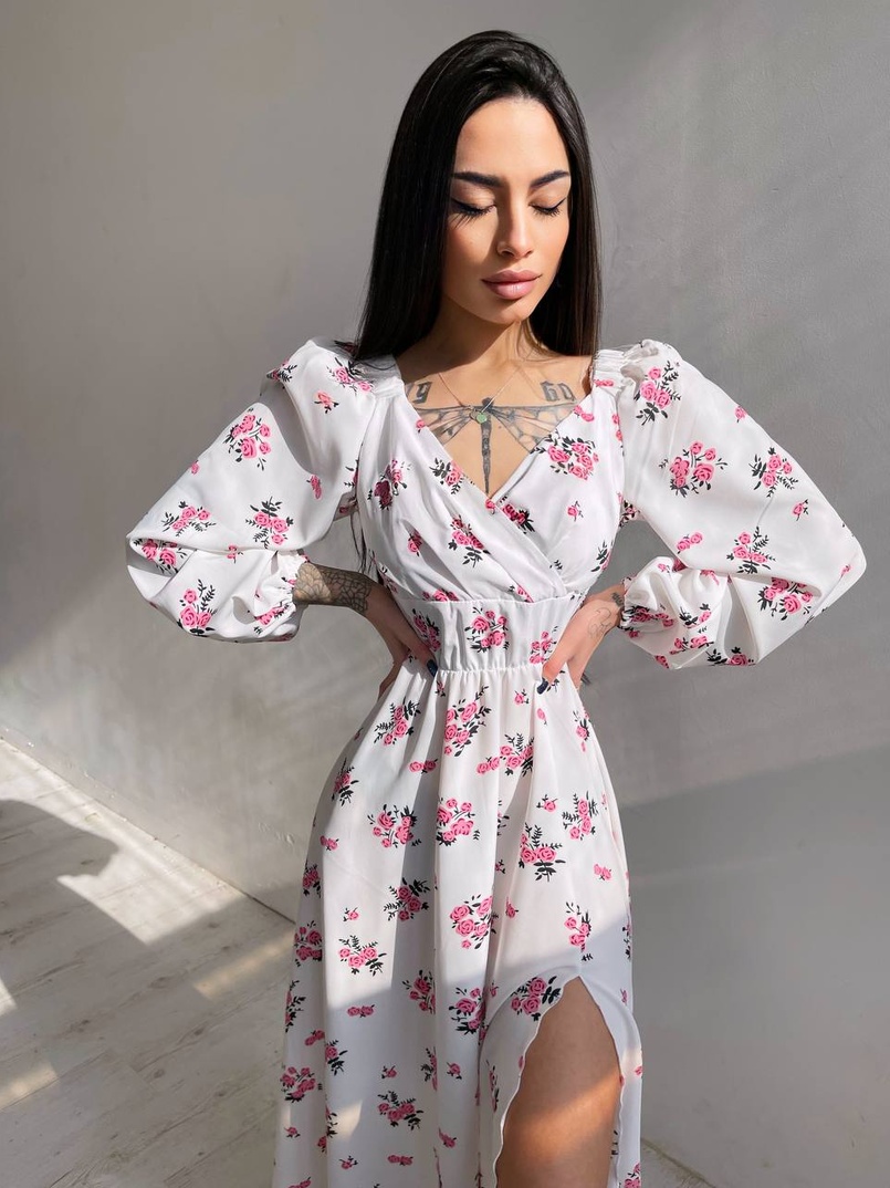 Цветочное платье-миди с разрезом и объемными рукавами Цветочное платье-миди с разрезом и объемными рукавами | PUSHKA SHOP