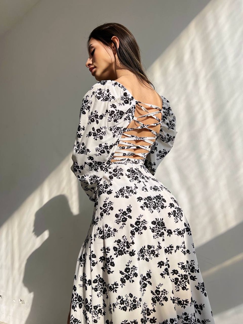 Цветочное платье-миди со шнуровкой на спинке и разрезом на ножке  Цветочное платье-миди со шнуровкой на спинке и разрезом на ножке  | PUSHKA SHOP