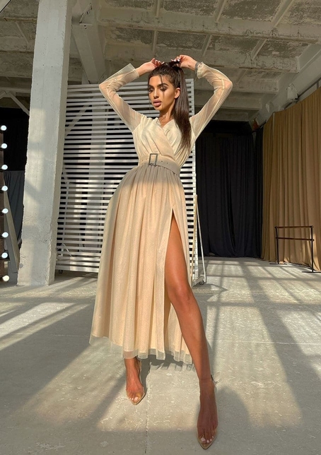 Блискуча сукня-міді із запахом на грудях і розрізом на спідниці з широким поясом | PUSHKA SHOP