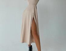 Трикотажное платье миди с разрезом Трикотажное платье миди с разрезом | PUSHKA SHOP