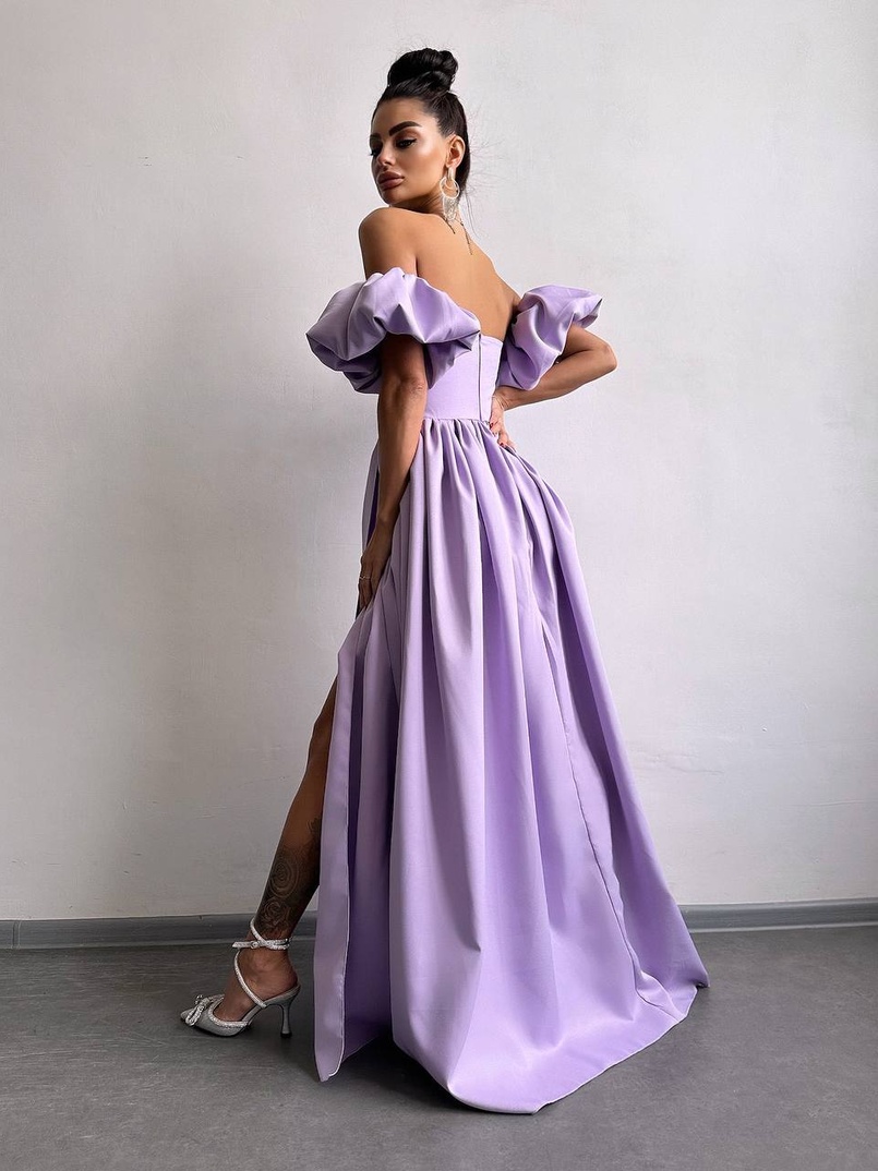 Сукня максі з розрізом на спідниці та об’ємними рукавами Сукня максі з розрізом на спідниці та об’ємними рукавами | PUSHKA SHOP