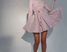 Блестящее платье с расклешенной юбкой и высоким воротом Блестящее платье с расклешенной юбкой и высоким воротом | PUSHKA SHOP