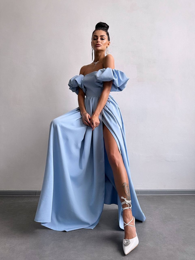 Сукня максі з розрізом на спідниці та об’ємними рукавами Сукня максі з розрізом на спідниці та об’ємними рукавами | PUSHKA SHOP