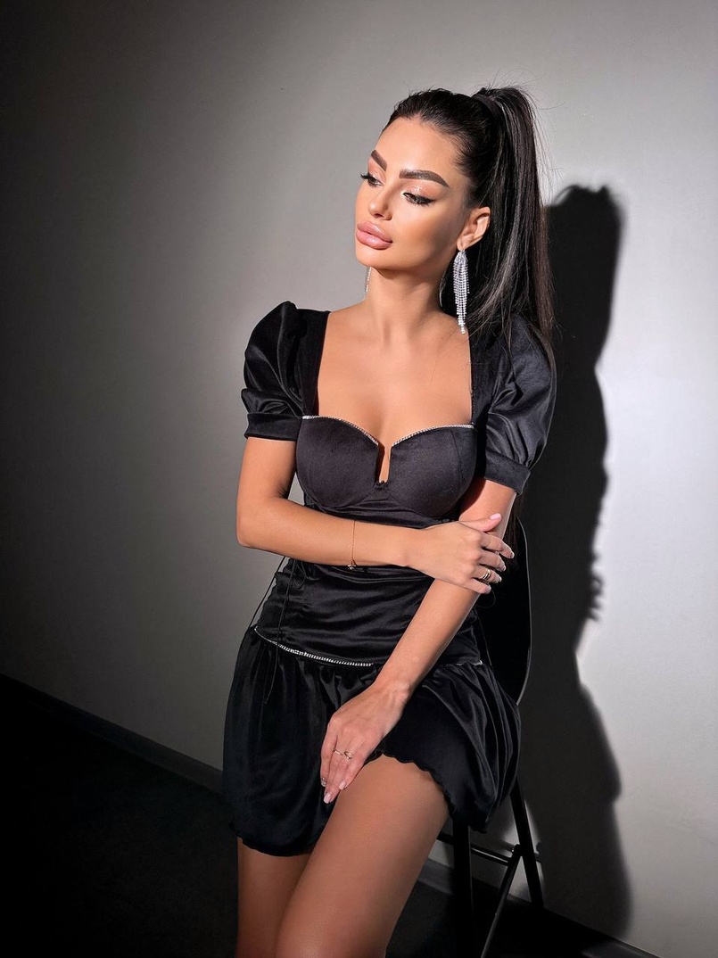 Оксамитова сукня , декорована стразами зі шнурівкою з боків Оксамитова сукня , декорована стразами зі шнурівкою з боків | PUSHKA SHOP