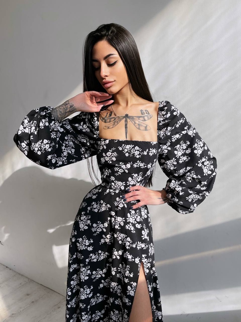 Цветочное платье-миди со шнуровкой на спинке и разрезом на ножке Цветочное платье-миди со шнуровкой на спинке и разрезом на ножке | PUSHKA SHOP