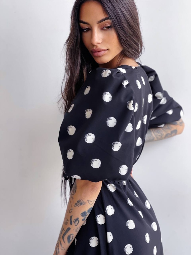 Платье миди в горох с запахом и объемными рукавами  Платье миди в горох с запахом и объемными рукавами  | PUSHKA SHOP