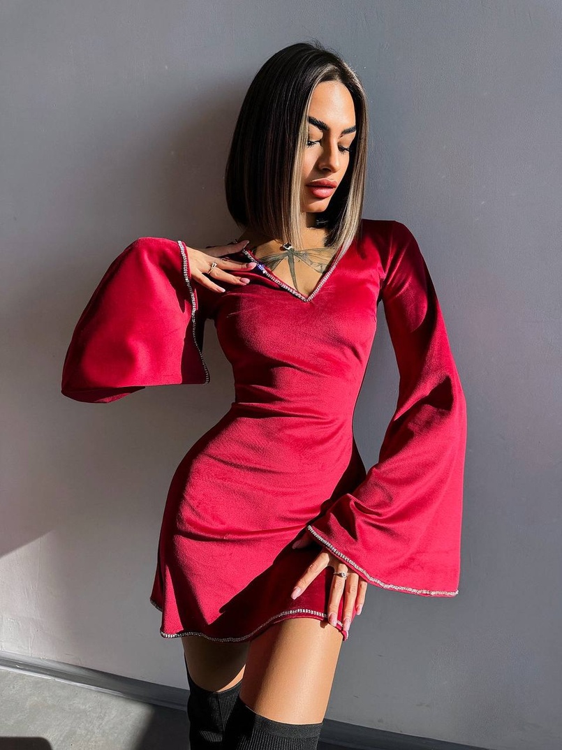 Оксамитова сукня,  декорована стразами з розкльошоними рукавами  | PUSHKA SHOP