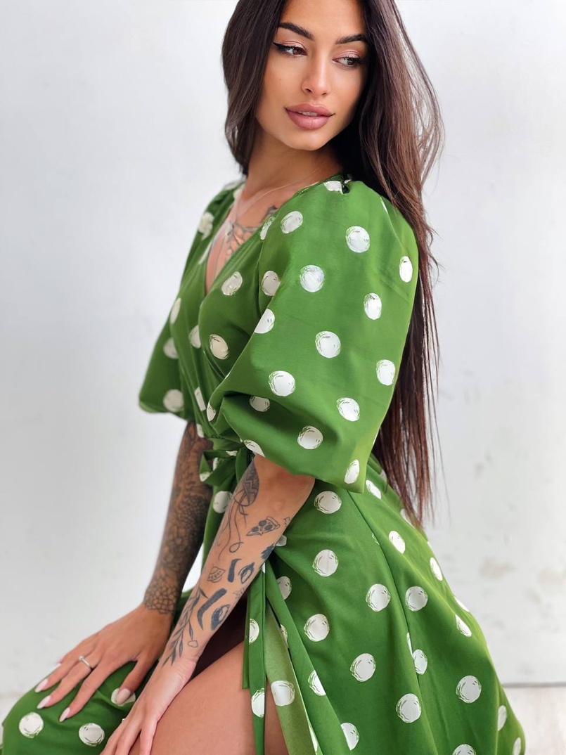 Платье миди в горох с запахом и объемными рукавами Платье миди в горох с запахом и объемными рукавами | PUSHKA SHOP