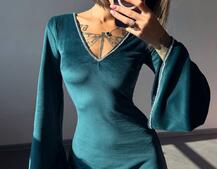 Оксамитова сукня, декорована стразами з розкльошоними рукавами Оксамитова сукня, декорована стразами з розкльошоними рукавами | PUSHKA SHOP