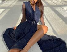 Блискуча сукня-міді із запахом на грудях і розрізом на спідниці з широким поясом Блискуча сукня-міді із запахом на грудях і розрізом на спідниці з широким поясом | PUSHKA SHOP