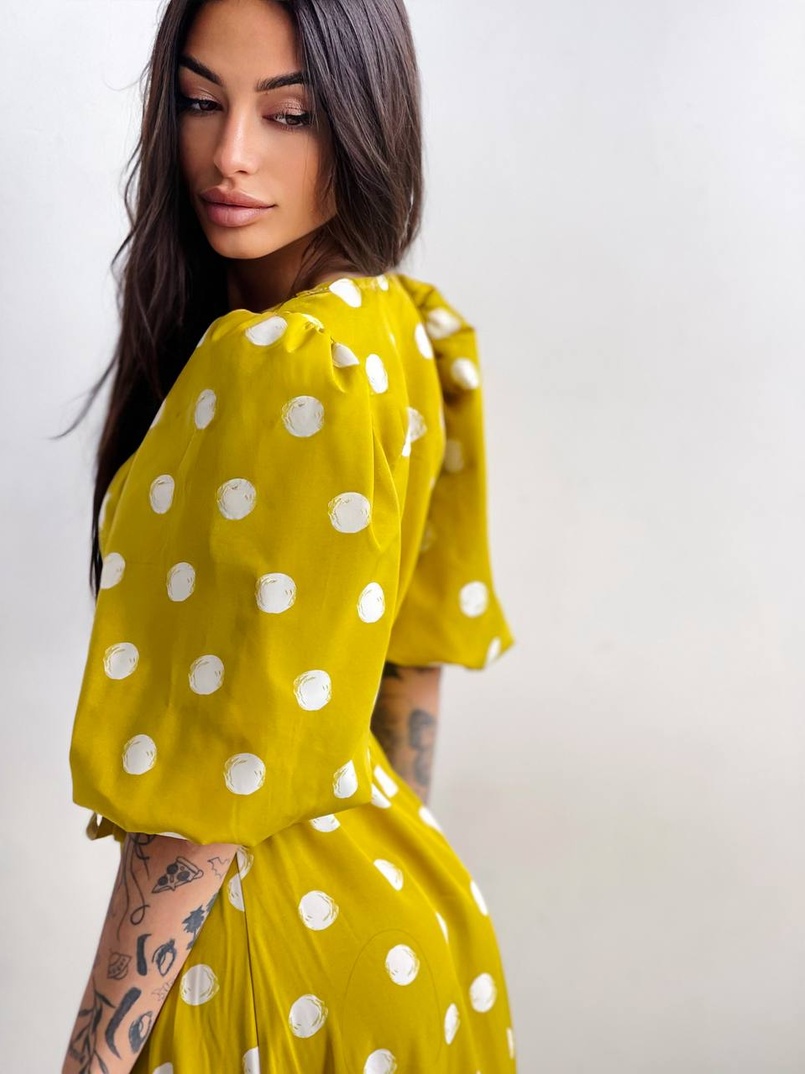 Платье миди в горох с запахом и объемными рукавами Платье миди в горох с запахом и объемными рукавами | PUSHKA SHOP