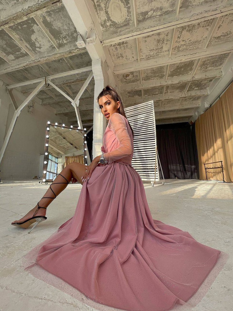 Блискуча сукня-міді із запахом на грудях і розрізом на спідниці з широким поясом Блискуча сукня-міді із запахом на грудях і розрізом на спідниці з широким поясом | PUSHKA SHOP