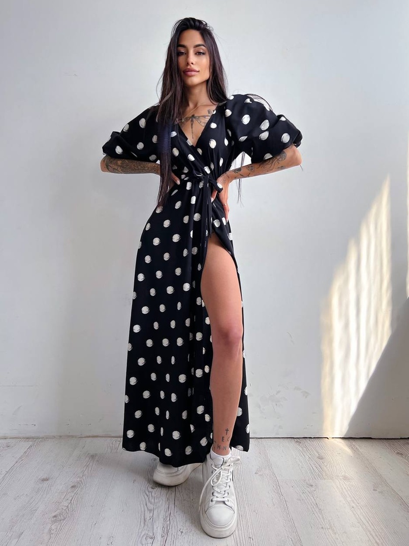 Платье миди в горох с запахом и объемными рукавами  Платье миди в горох с запахом и объемными рукавами  | PUSHKA SHOP