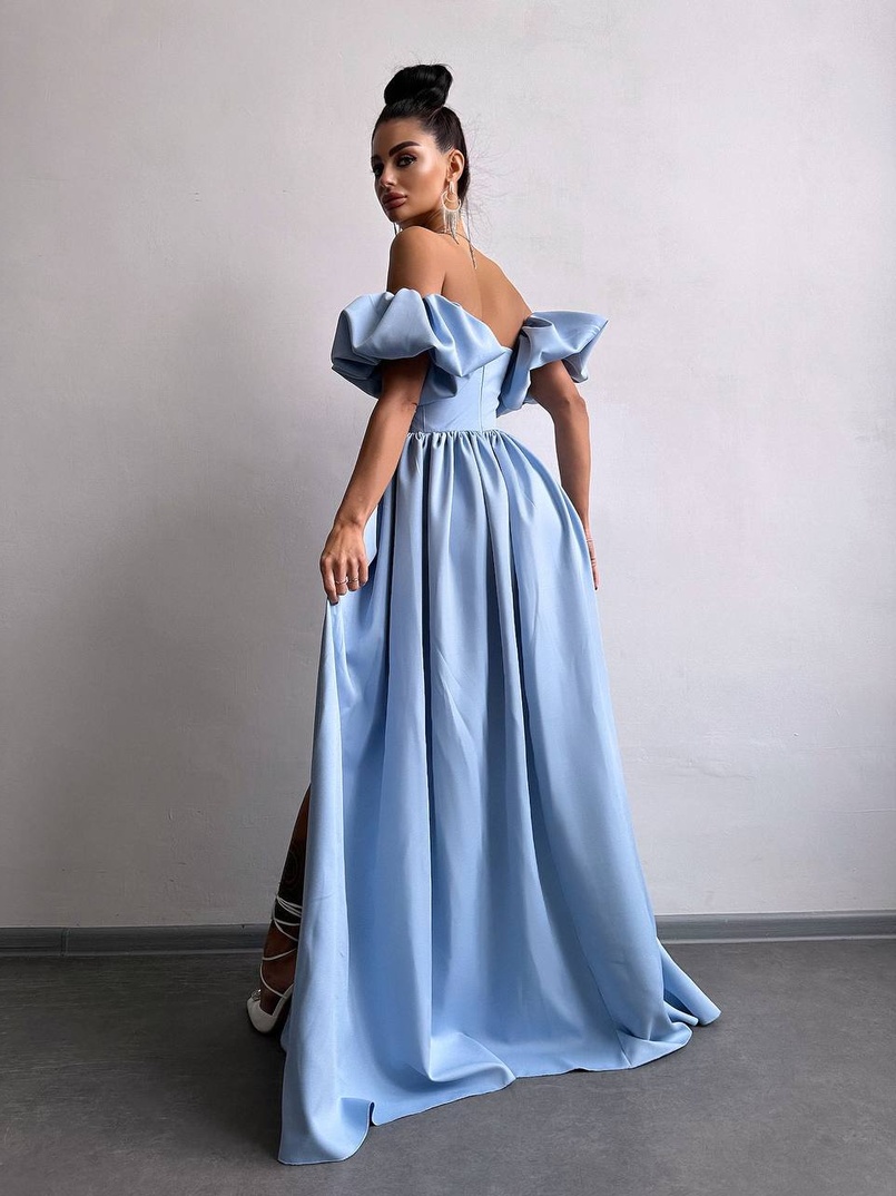 Сукня максі з розрізом на спідниці та об’ємними рукавами Сукня максі з розрізом на спідниці та об’ємними рукавами | PUSHKA SHOP