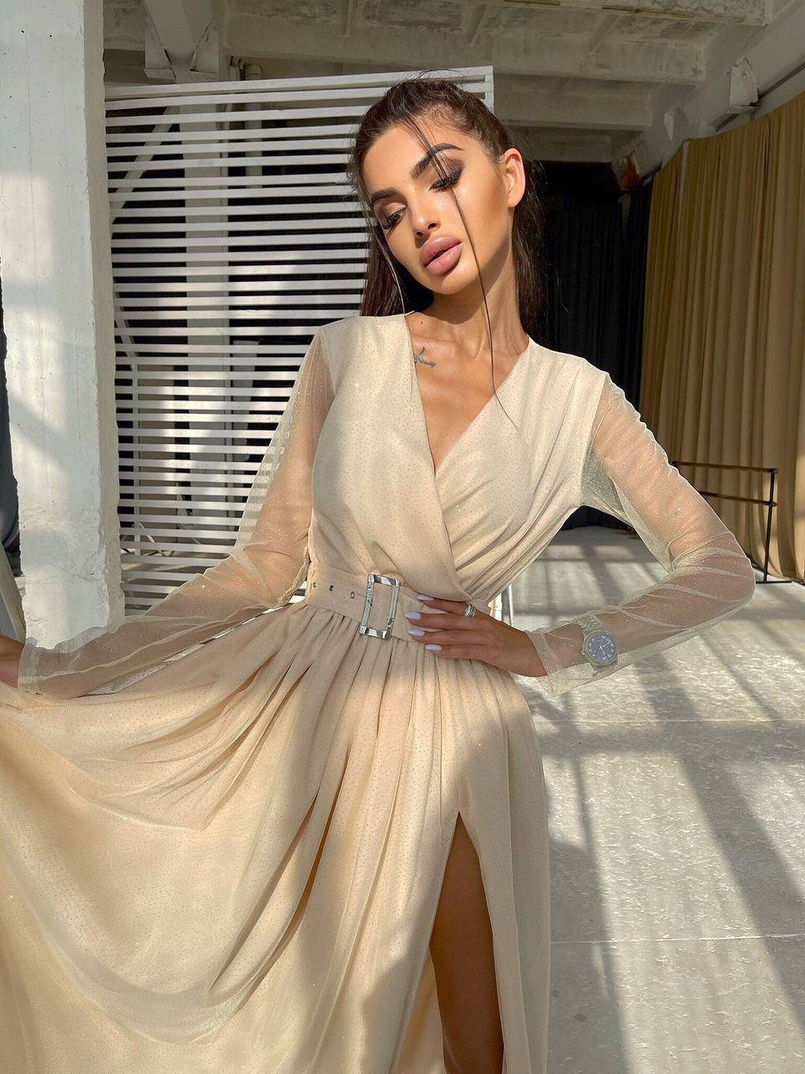 Блискуча сукня-міді із запахом на грудях і розрізом на спідниці з широким поясом Блискуча сукня-міді із запахом на грудях і розрізом на спідниці з широким поясом | PUSHKA SHOP